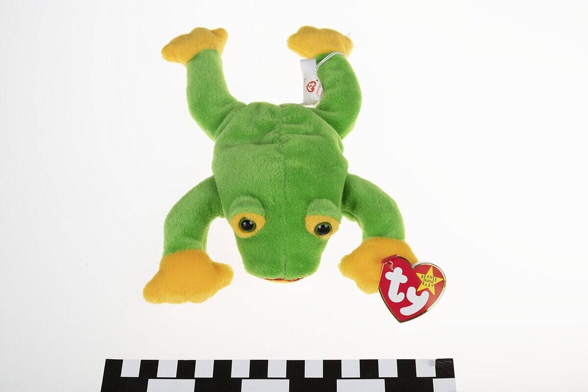 1280px-Ty__Smoochy__the_Frog_Beanie_Baby_ DPLA_-_a75aee09946270c0101c1a3977ed8962_(page_6)
