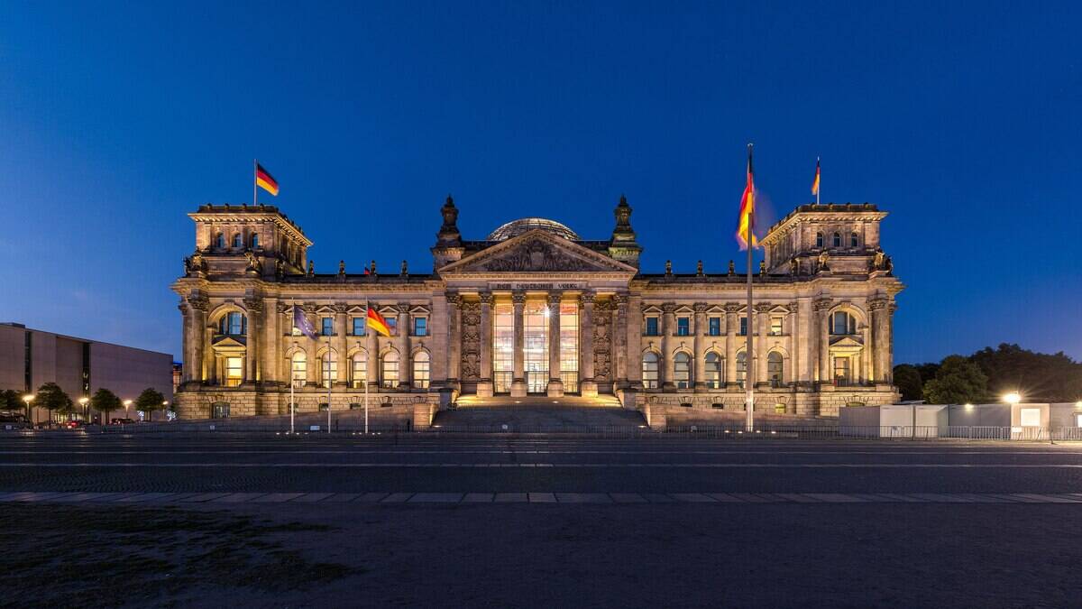 3840px-Reichstag_zur_blauen_Stunde,_Berlin-Mitte,_1705312210,_ako