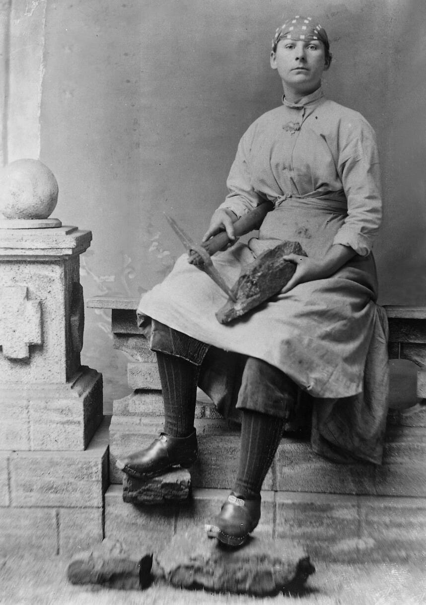 COPY1-447-Pit-brow-girl-Wigan-1900