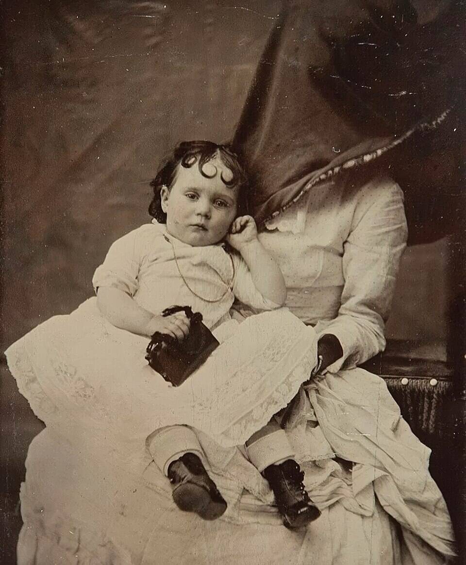 Hidden_Mother_Potrait_ Young_Girl