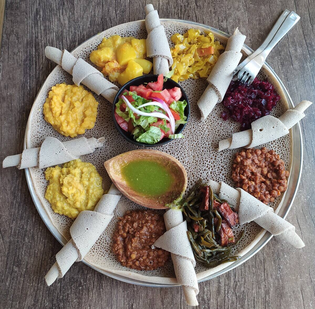 Injera_with_eight_kinds_of_stew