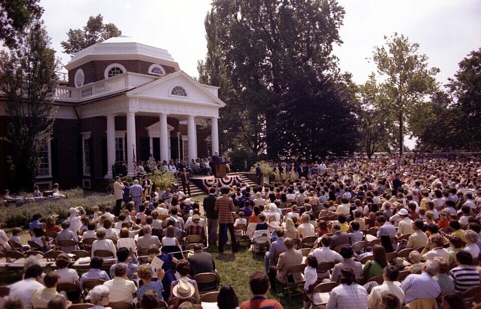 President_Gerald_Ford_welcomes_100_new_American_citizens_in_a_Bicentennial_naturalization_ceremony