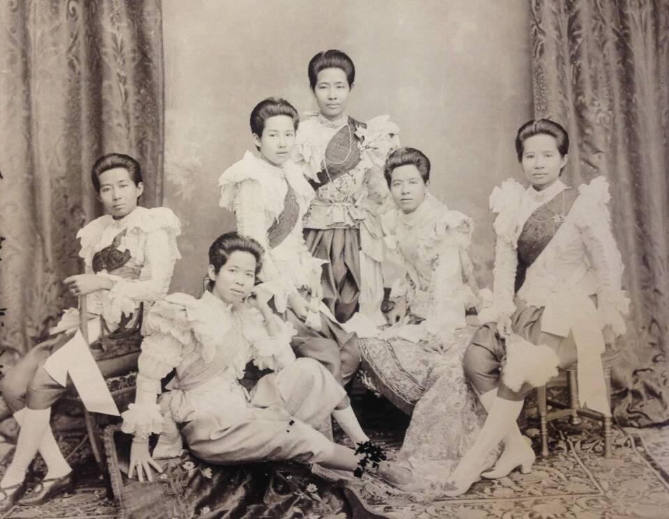 Thai_Princesses_and_Sukhumala_Marasri_with_Ham_Sleeve_Blouse_c1887