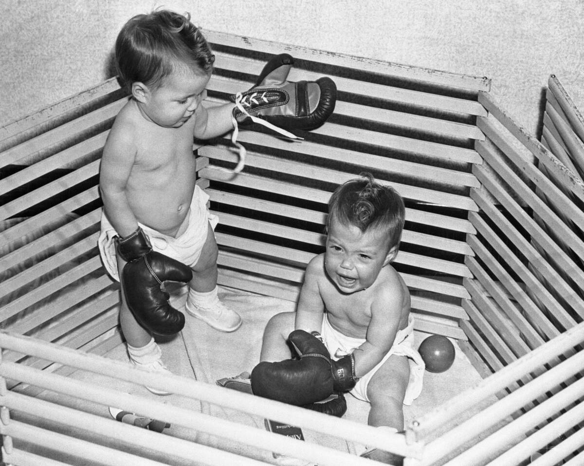 Baby boys (6-11 months) boxing