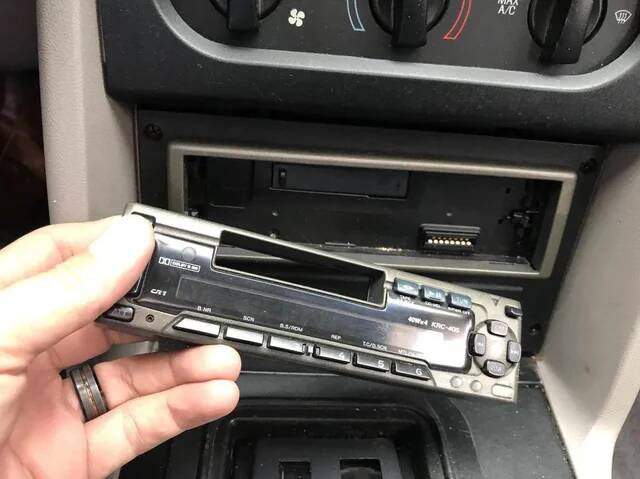 removing-the-faceplate-of-your-car-stereo-so-it-wouldnt-get-v0-grf187w6lokg1