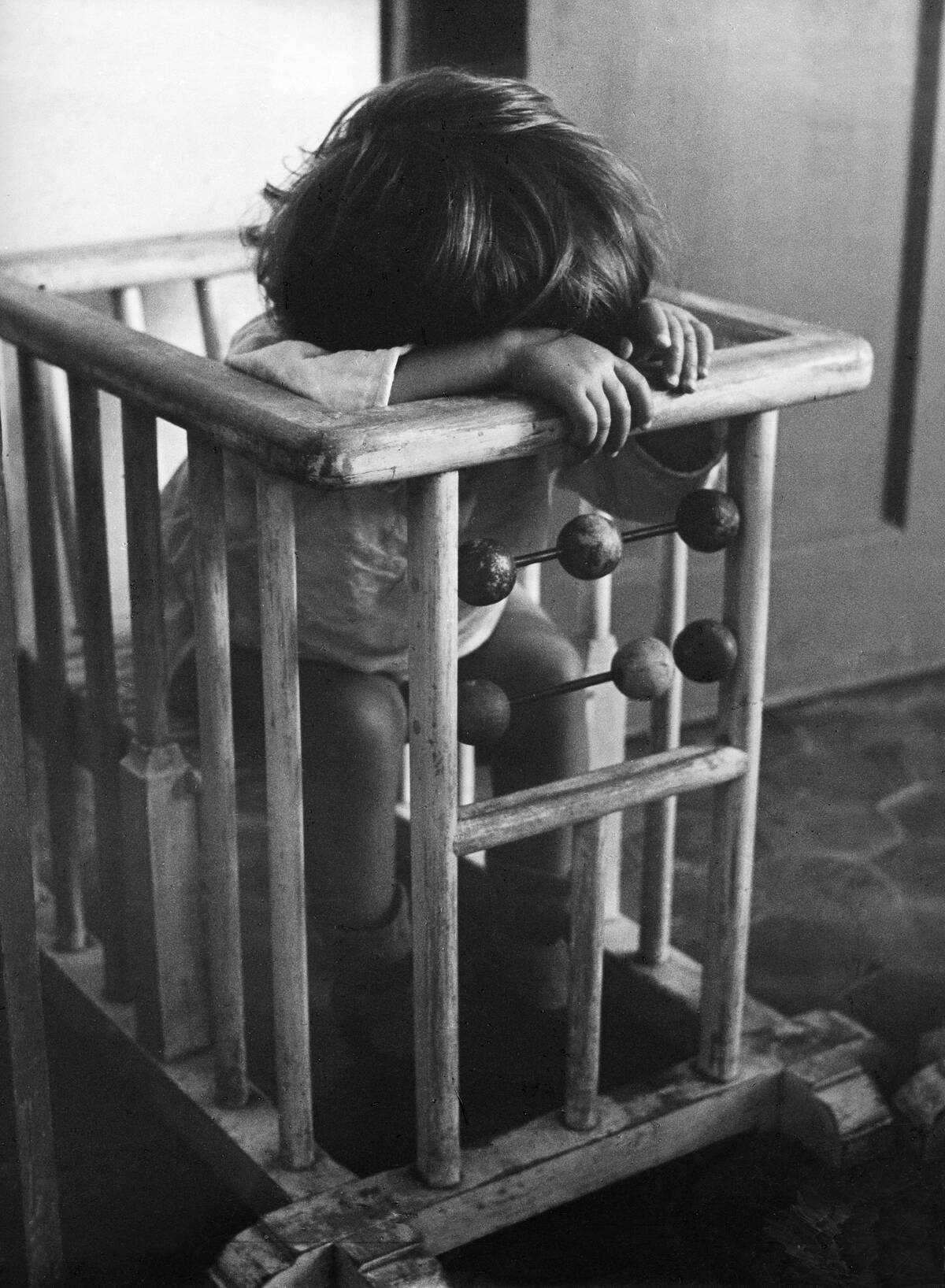 Spain Andalucia Cordoba: Little girl in a playpen in a kindergarten - 1941 - Photographer: Regine Relang - Published by: 'Die Dame' 4/1941 Vintage property of ullstein bild