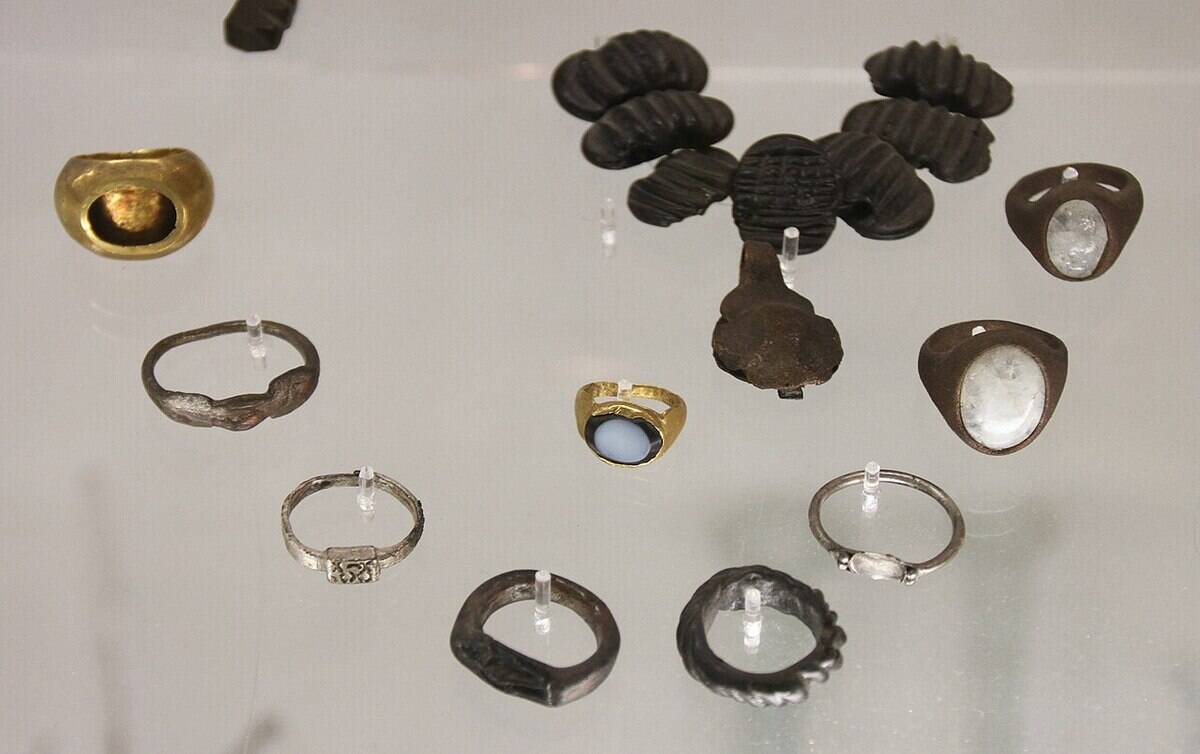 1280px-Aquincum_BHM_womans_jewelry_IMG_0627