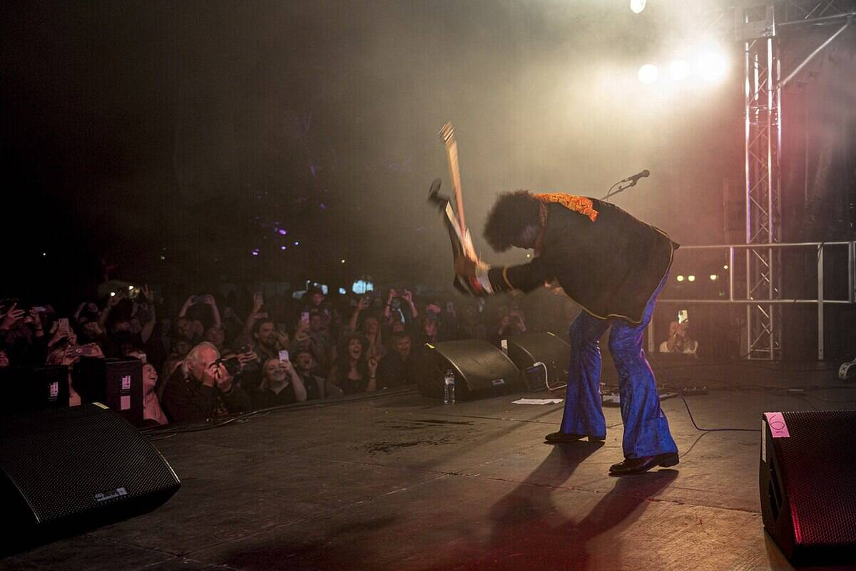 1280px-Are_You_Experienced_at_the_2021_Ealing_Blues_Festival-4_(51349567116)