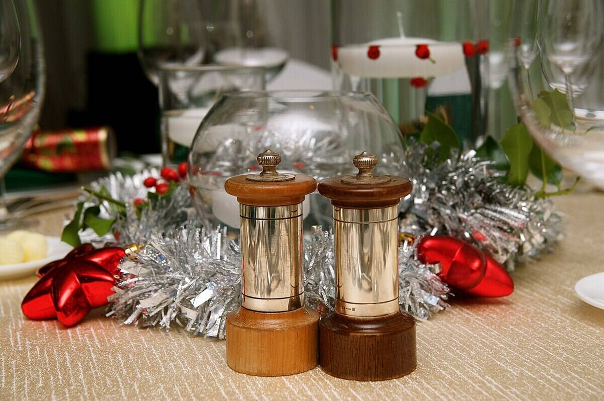 1280px-Salt_shakers_at_Christmas_in_Bermuda