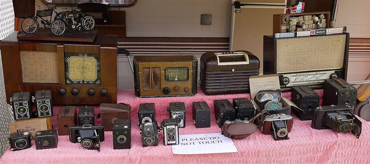 1280px-Vintage_Cameras_and_Radios