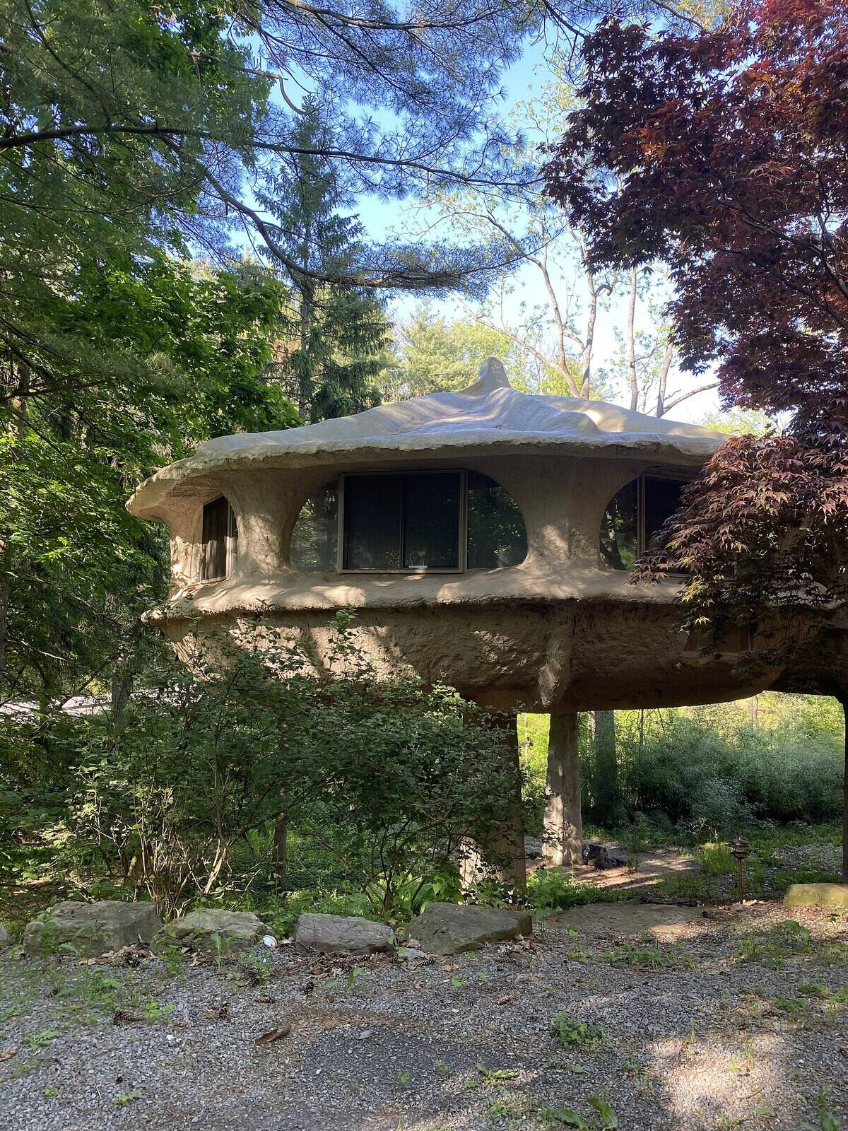 1920px-View_of_the_Mushroom_House_in_Perinton,_New_York
