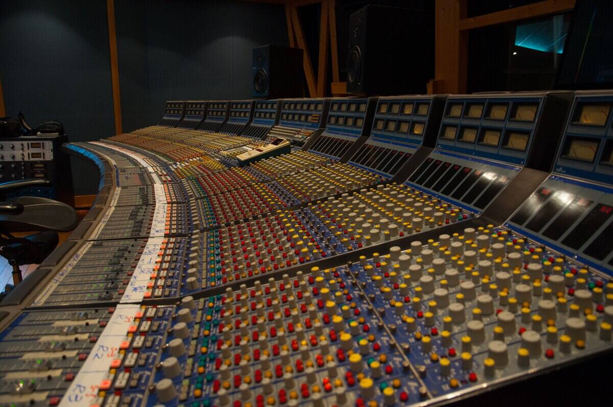 3840px-Focusrite_Studio_Console_@_Sound_City_Setagaya_DSC_1931