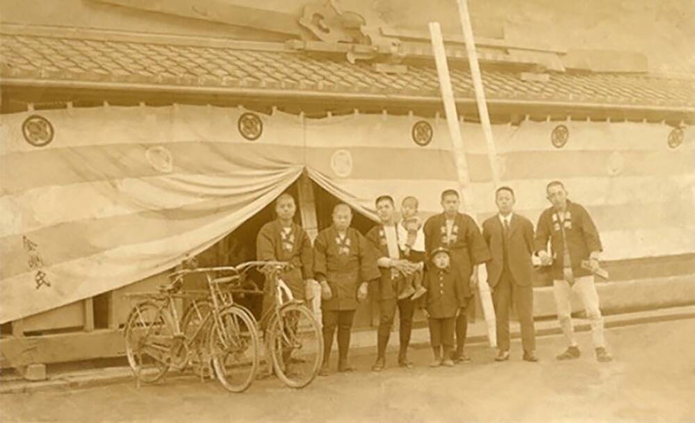 Kongo_Gumi_workers_in_early_20th_century