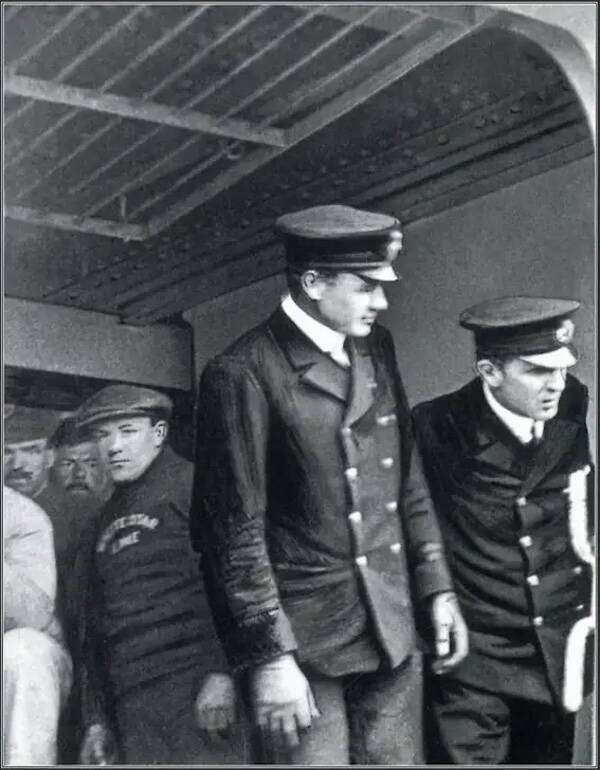 Lightoller_and_Murdoch,_last_photo_on_Titanic copy