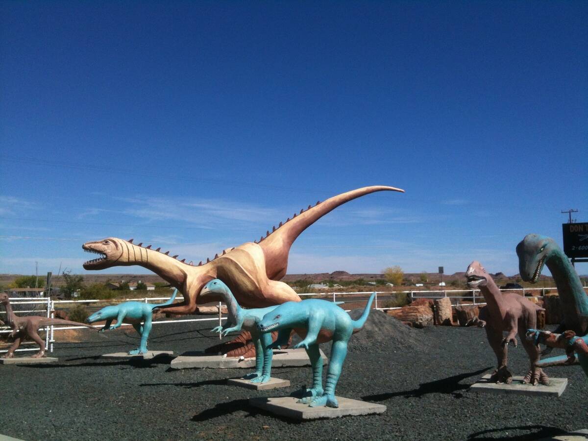 Roadside_attraction_with_dinosaurs_(36017290482)