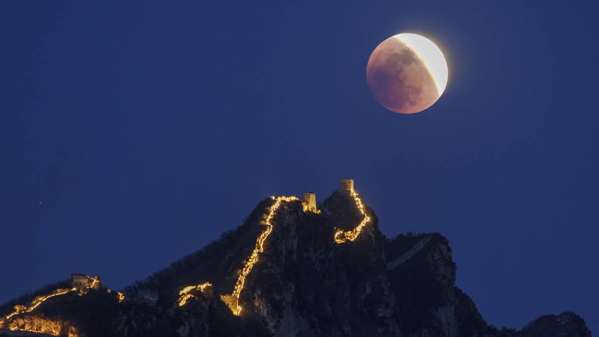 'Blood Moon' Graces Lantern Festival Skies Across China