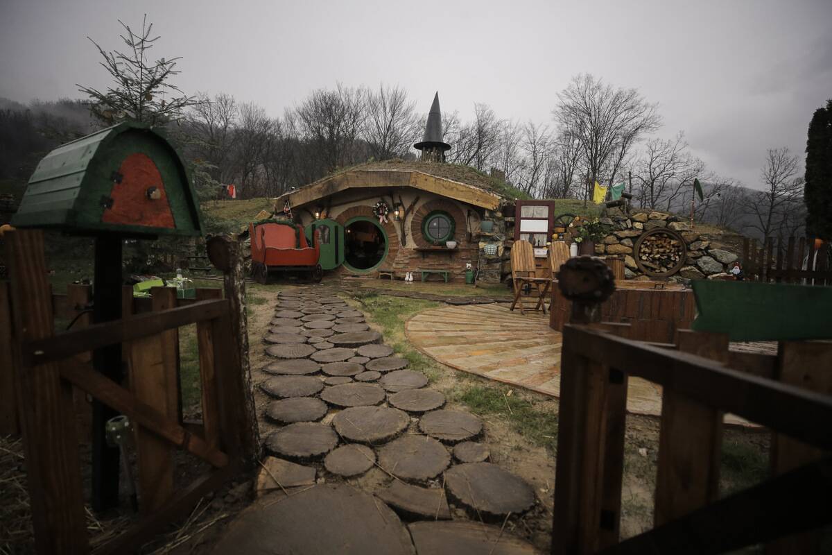 Bosnian siblings build Hobbit Homes in Kresevo