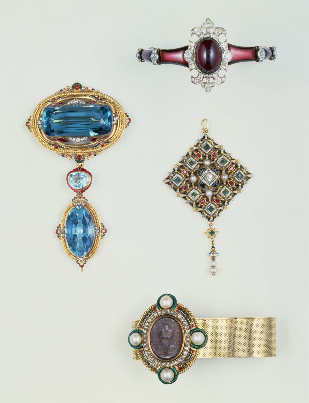 Bracelet with cabochon-cut garnets; golden, enamel
