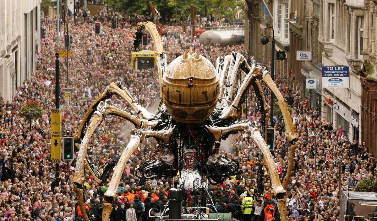 Giant mechanical spider