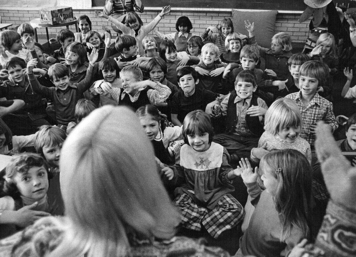 JAN 7 1977, JAN 21 1977, JAN 24 1977; Ms. Doremus, foreground, teaches the first-grade class the sig