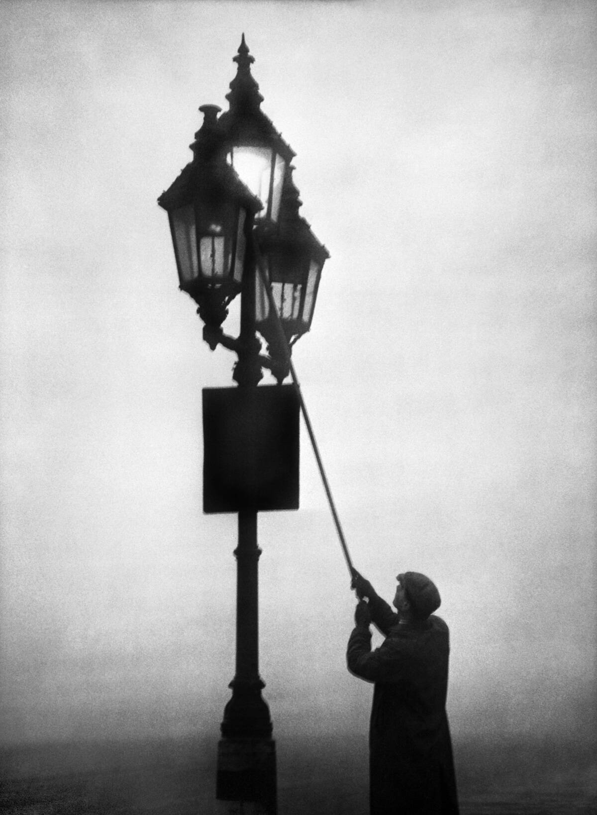 London Customs - Lamplighters - 1945