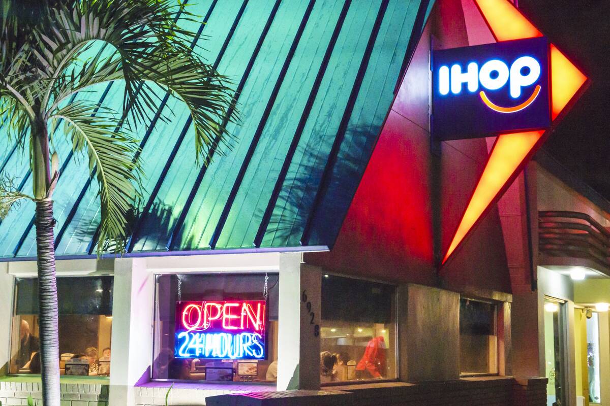 Miami Beach, IHOP International House of Pancakes at night