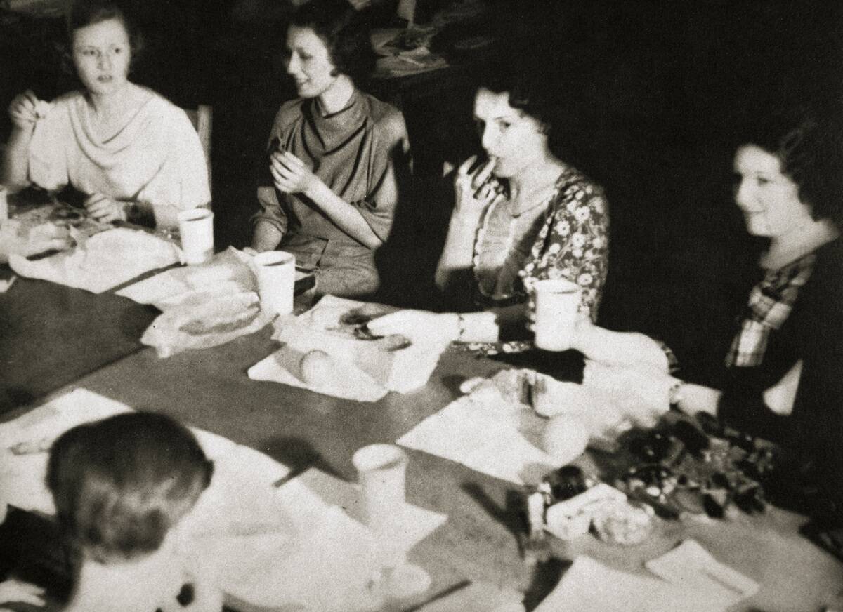 Office Girls Taking Their Lunch Break New York USA Early 1930s