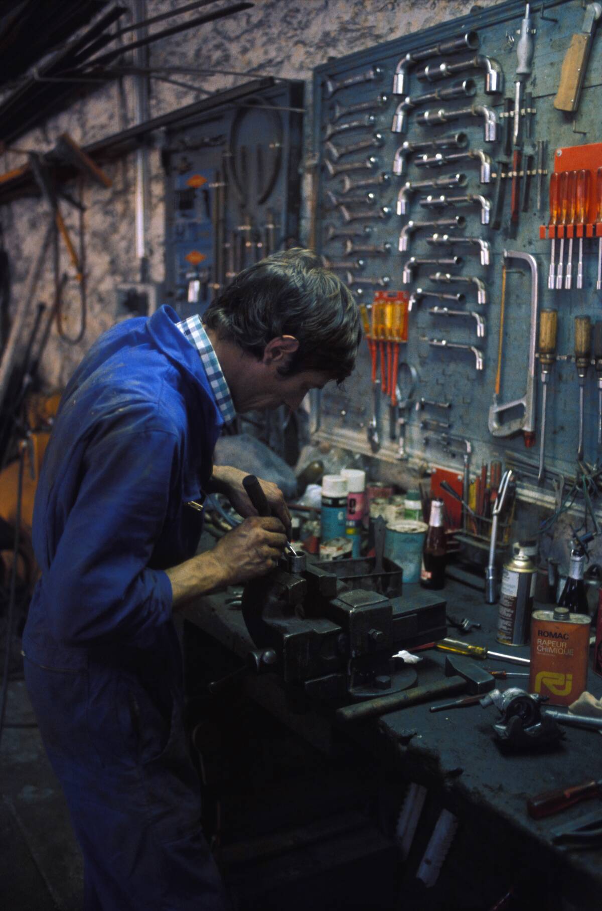 Ouvrier travaillant sur son établi en France