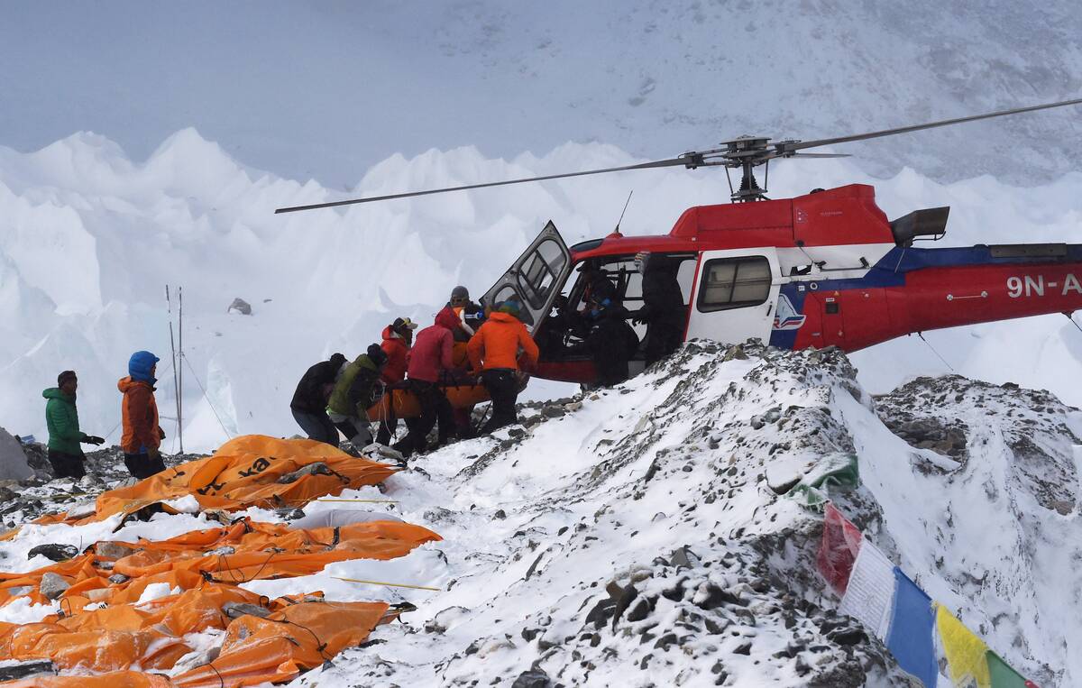 TOPSHOT-NEPAL-EVEREST BASE CAMP-AVALANCHE