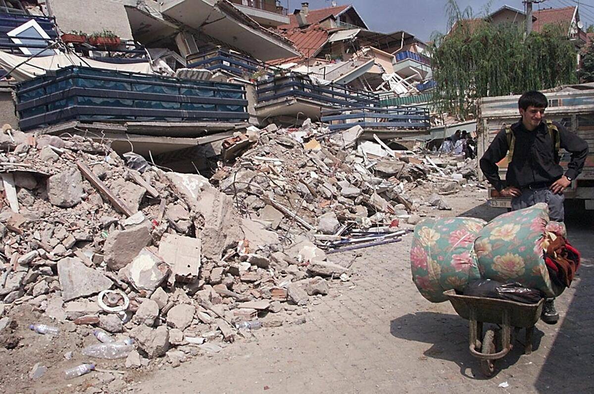 TOPSHOT-TURKEY-QUAKE-WHEELBARROW