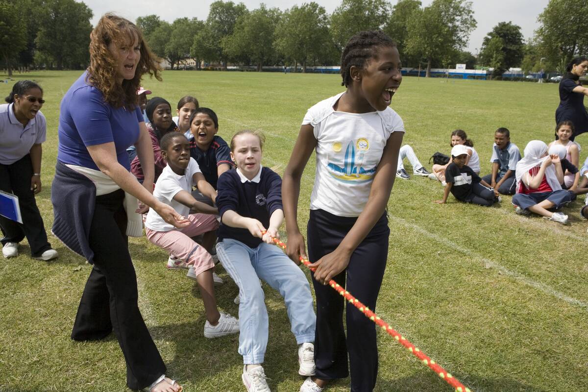 UK - Education - Autistic child included in tug-of-war