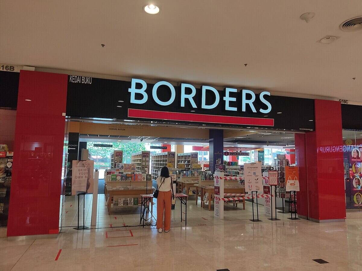 1280px-Borders_The_Curve_(211029)