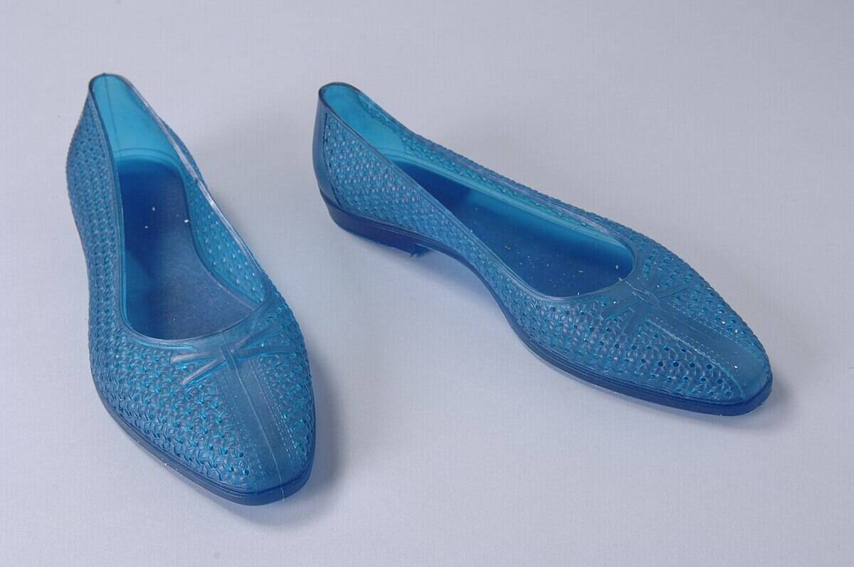 1280px-Transparant_blauwe_damesschoenen_van_gegoten_plastic,_met_een_vlechtwerk_patroon,_objectnr_67955-1-2