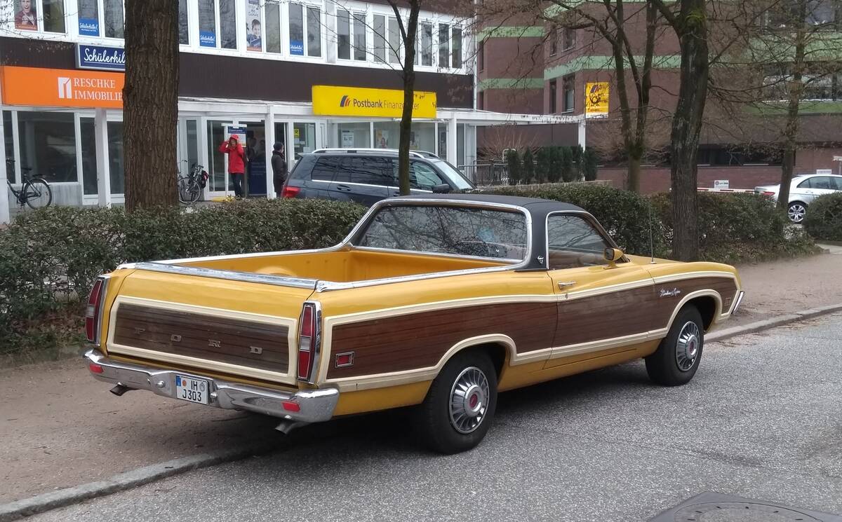 1971_Ford_Ranchero_Squire,_rear_right_(Germany)