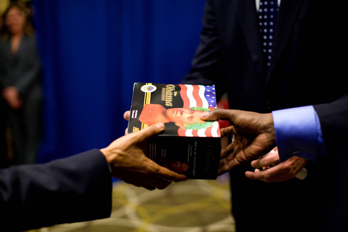President_Barack_Obama_receives_a_Chia_Pet_gift