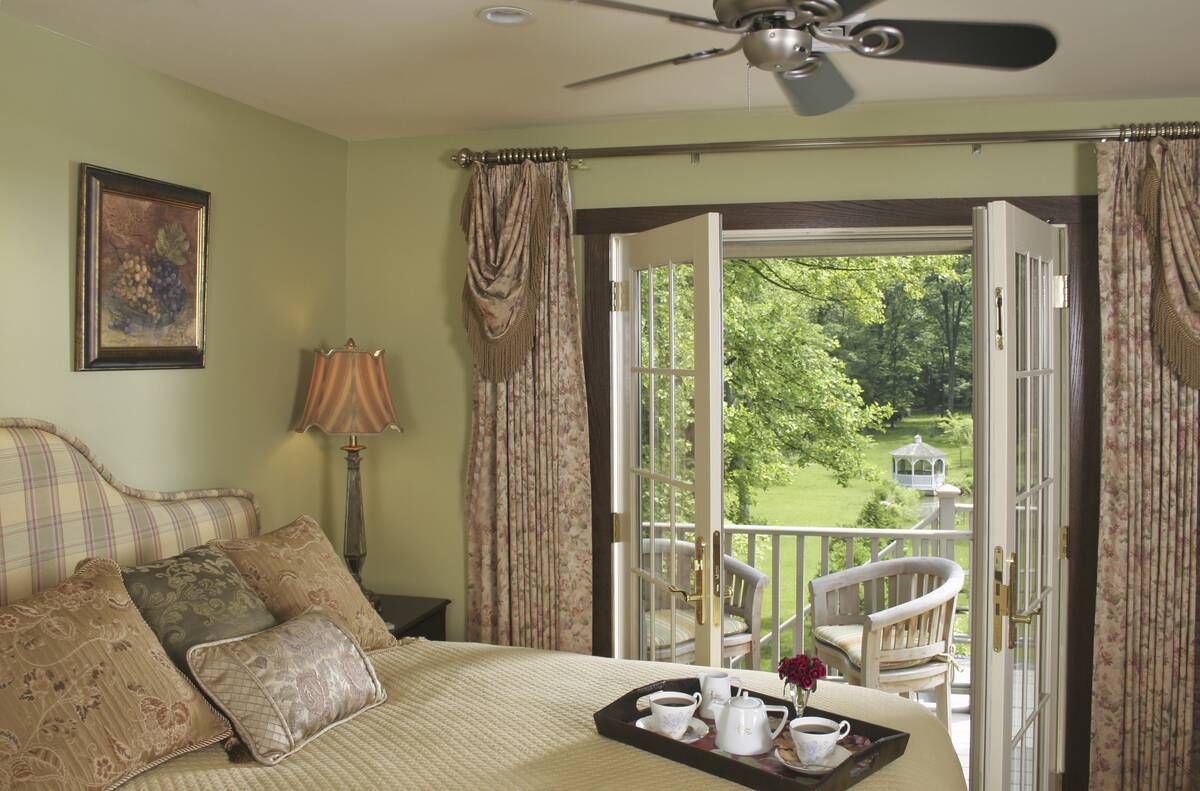 Bedroom with veranda