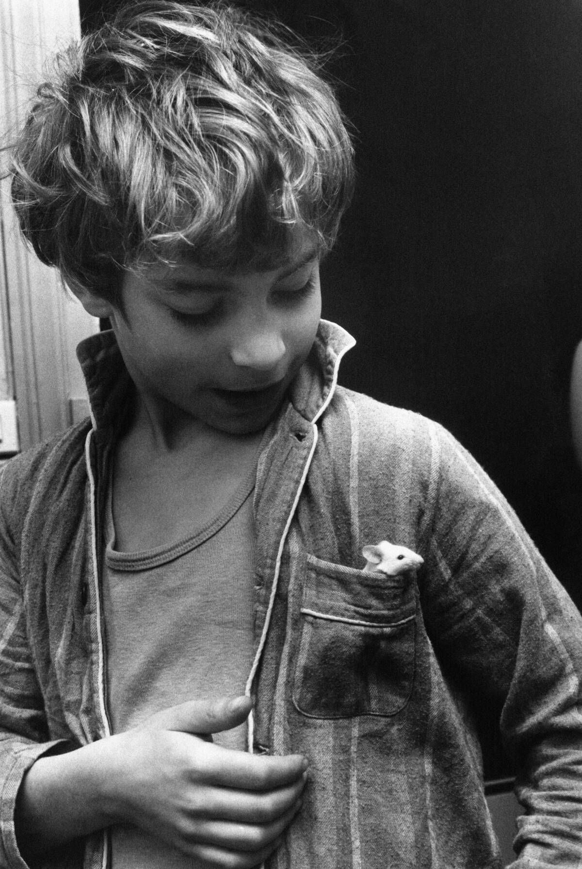 Enfant avec sa souris blanche dans la poche