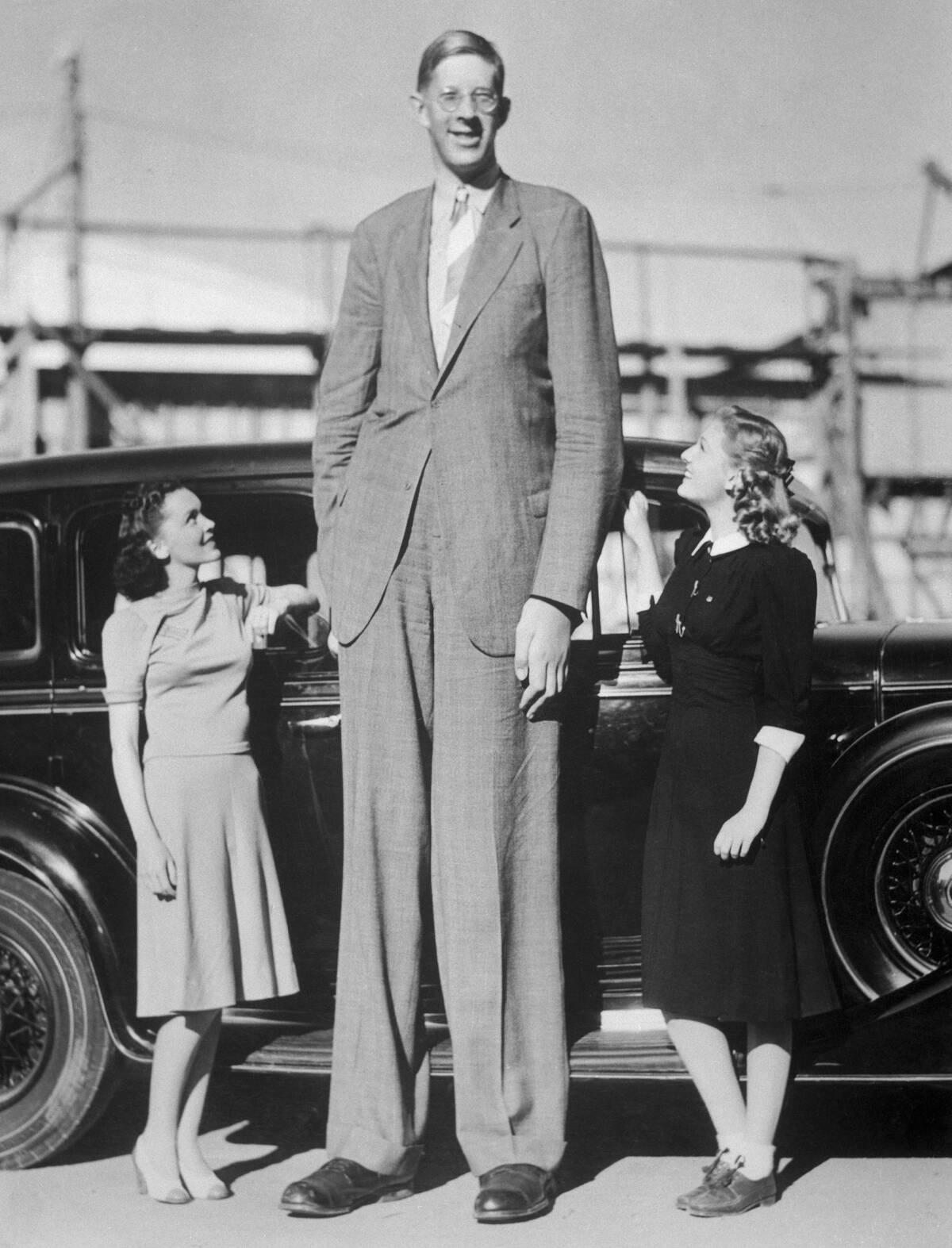 Giant Robert Wadlow with Actresses