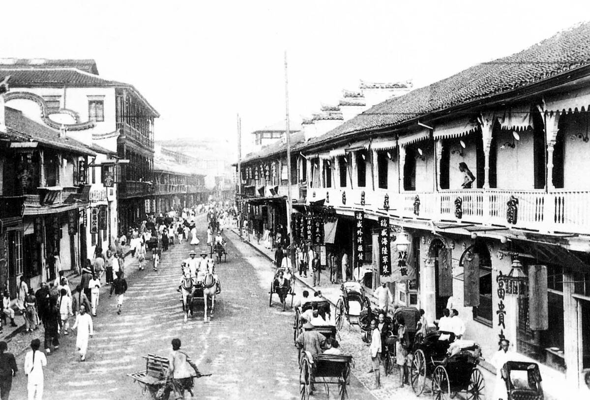 Horse and traps on Shanghai's Fuzhou Road.
