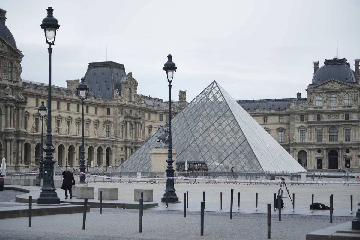 Louvre Closes After Jewellery Heist