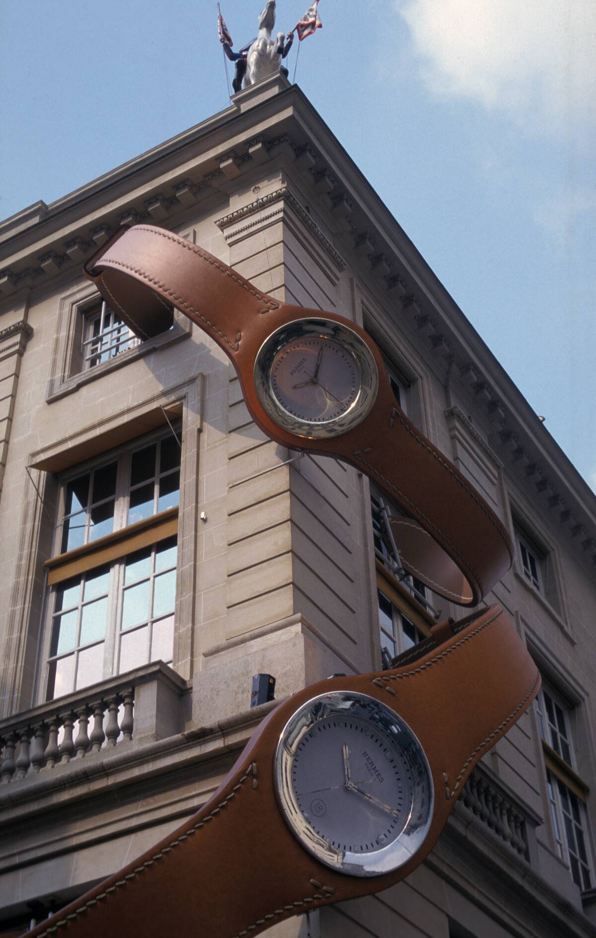 Montres sur la façade du magasin ?Hermès ? à Paris