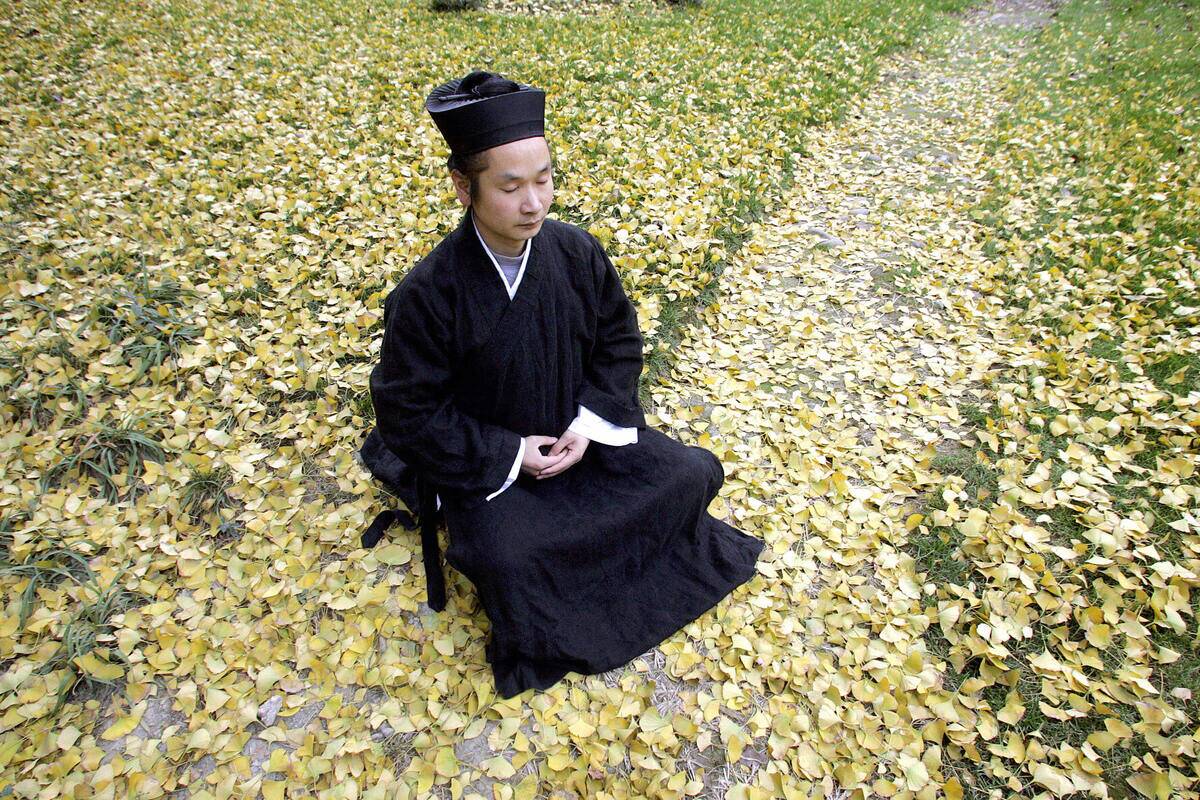 Taoist Li Hechun sits meditating at Qing